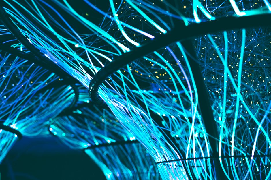Fibras ópticas azules que representan la infraestructura digital de Nodo Azul