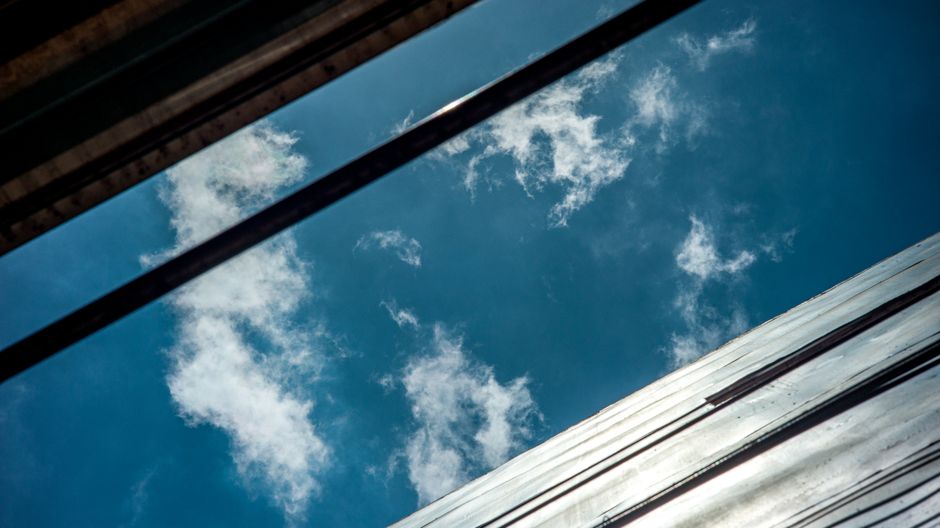 Perspectiva única de nubes enmarcadas por estructuras arquitectónicas contra el cielo azul