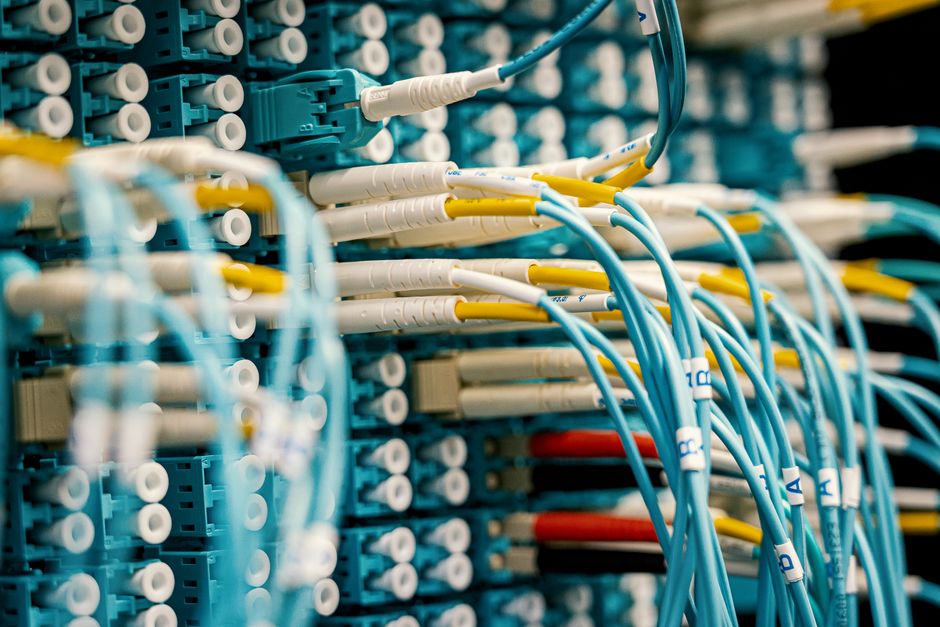 Switch óptico industrial con cables de colores representando conexiones de red