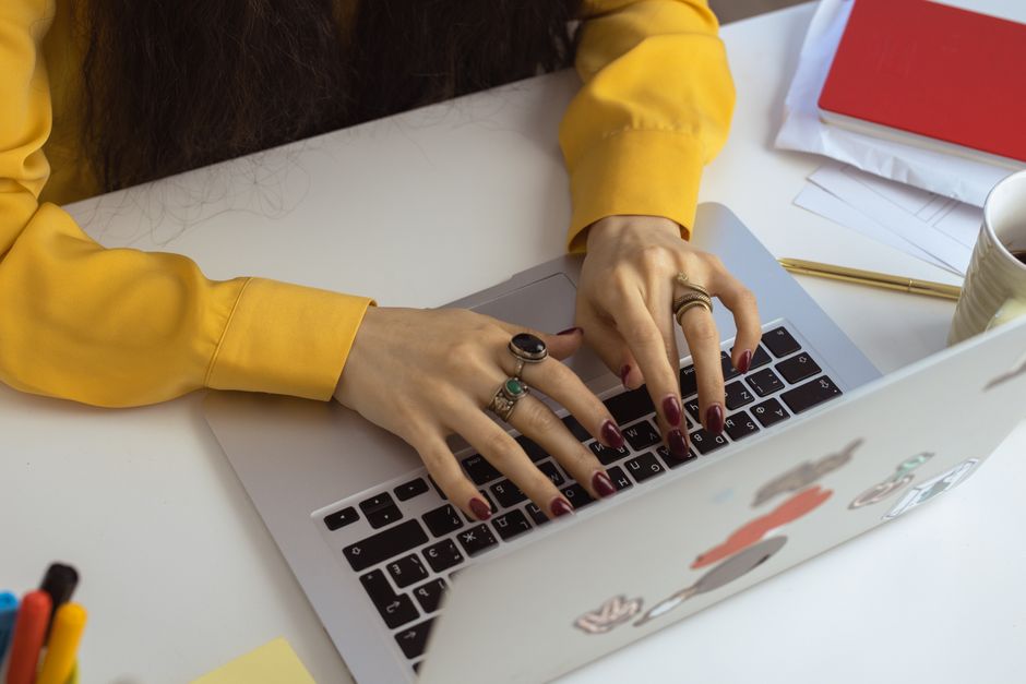 Persona monitoreando rutas de distribución desde un laptop