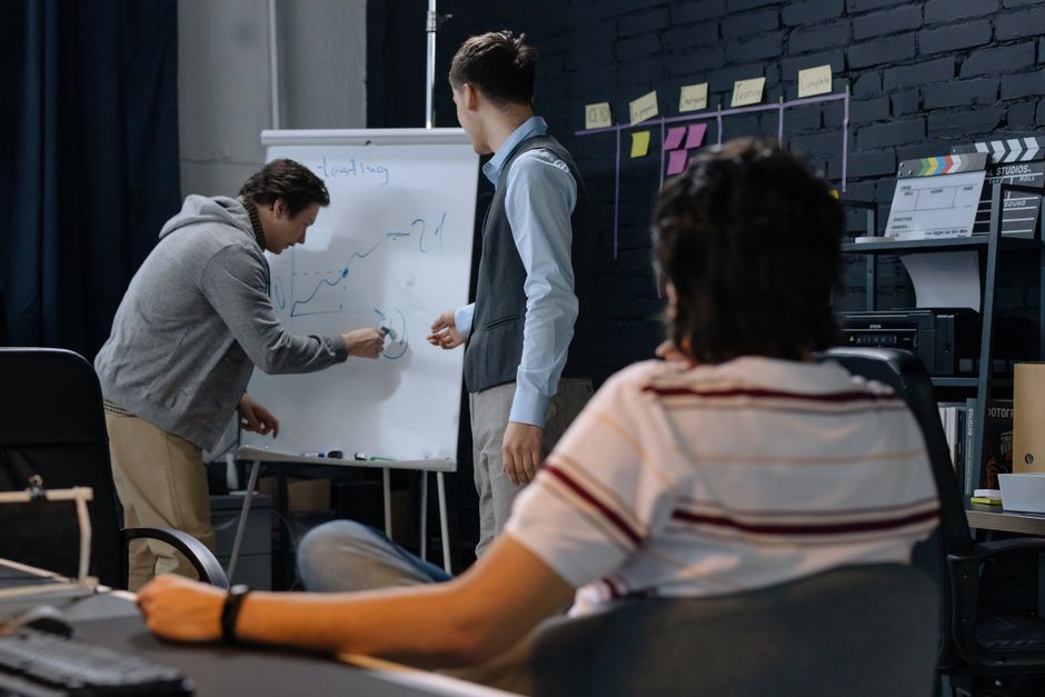 Equipo de trabajo discutiendo estrategia de integración en una pizarra